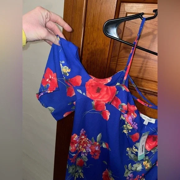 New With Tags Skies are Blue Flowy Off Shoulder Blouse *make offers* - Picture 3 of 8